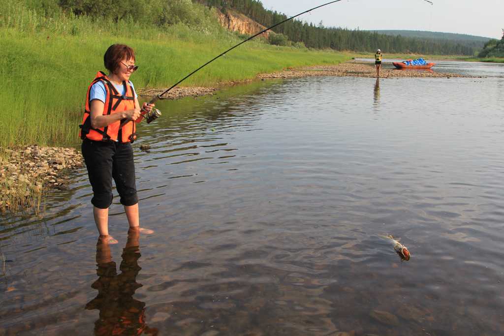 Ловить речную. Река Лабута рыбалка. Рыбалка с берега. Река Онон рыбалка. Летняя рыбалка.