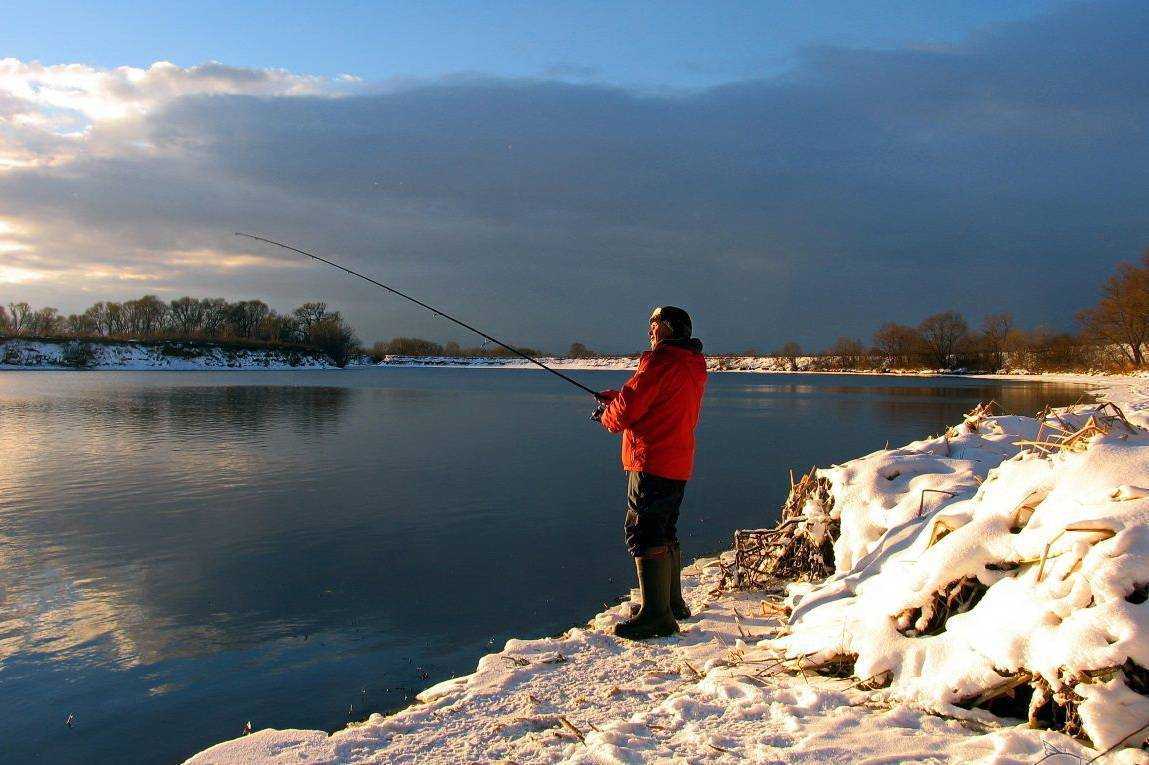 Зимняя рыбалка на реке