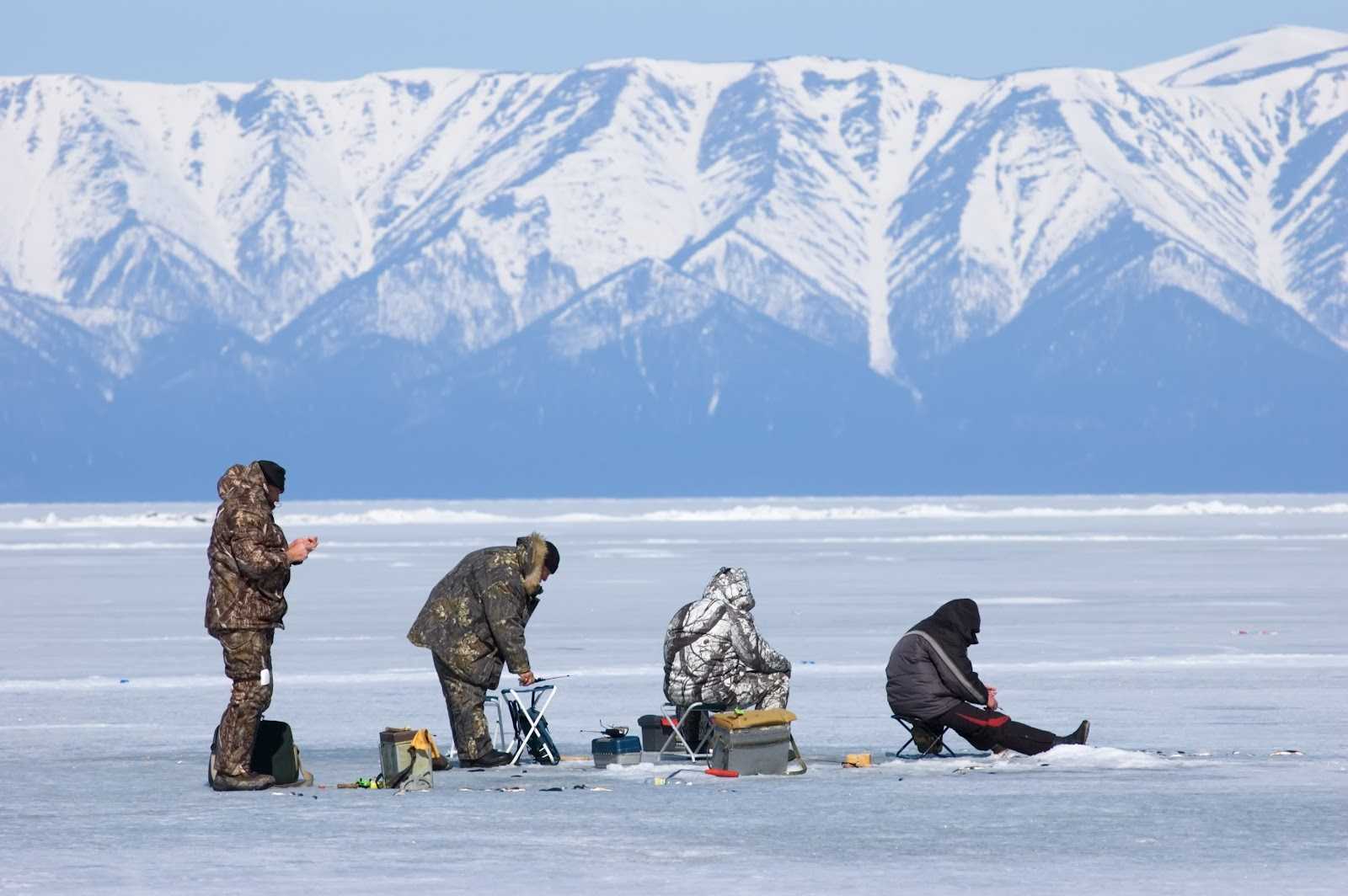 Промысел на озерах. Подледная рыбалка на Байкале. Зимняя рыбалка на Байкале. Зимняя рыбалка на озера Байкал. Озеро Байкал рыболовля.