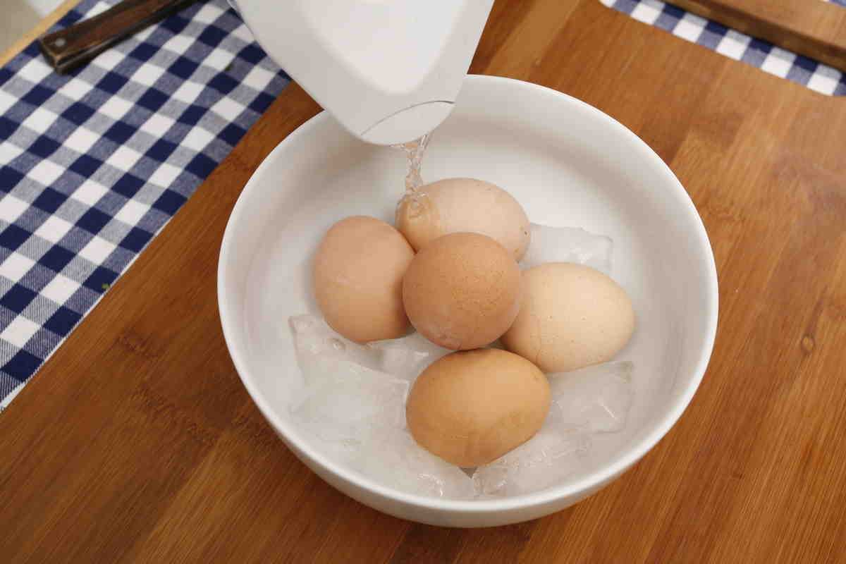 Длинные яйца. Приготовление яиц. Ведро очищенных яиц. Яйца, приготовленные с луком на жире домашней птицы.. Что можно приготовить яйца лук