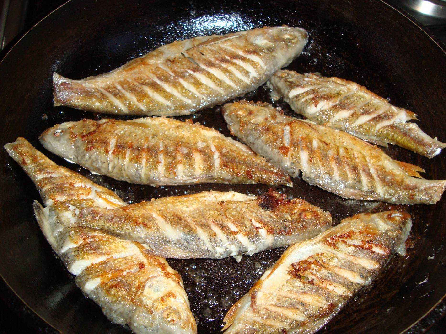 Как приготовить мелкую рыбу. Мелкая рыба для жарки. Мелкая рыбка для жарки. Жареная плотва на сковороде. Рыба без костей для жарки.