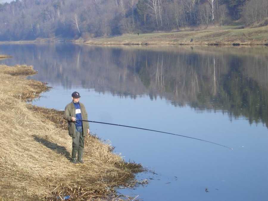 Где ловить в апреле. Рыбалка. Рыбак на реке. Рыбак на берегу реки. Удочка для рыбалки.