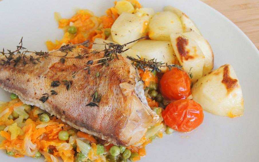 Запечь рыбу в фольге в духовке: простой рецепт с картошкой - пошаговые рецепты с фото